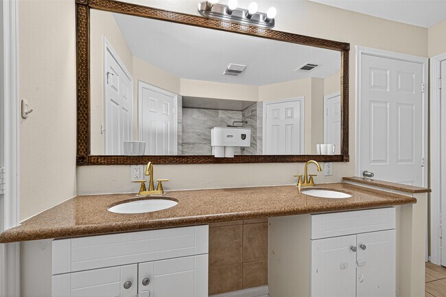 Building Photo - 10815 Shawnbrook Dr