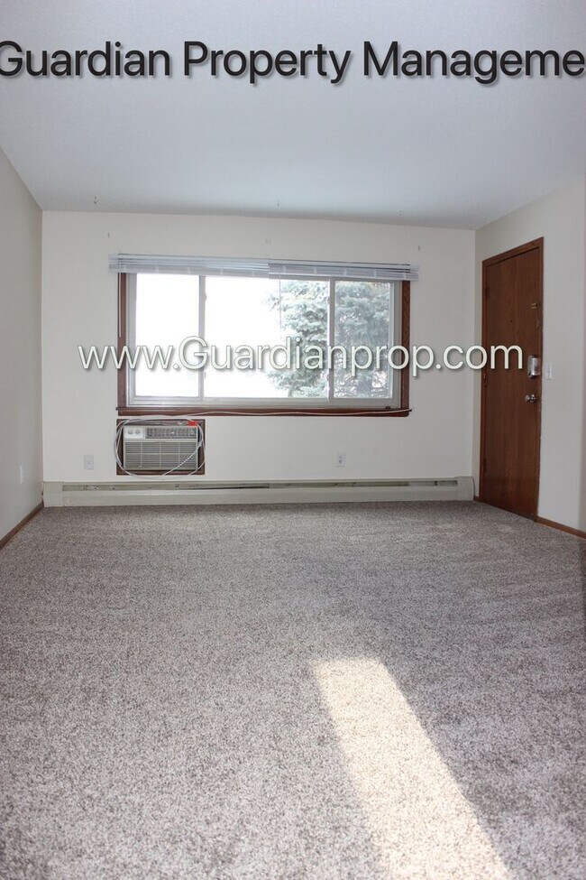 Building Photo - Main Level Apartment Pet Free Apartment, 1 Garage Space & 1 Surface Space, Pet Free Building