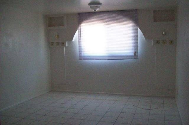 Building Photo - 1018 W 12th Pl