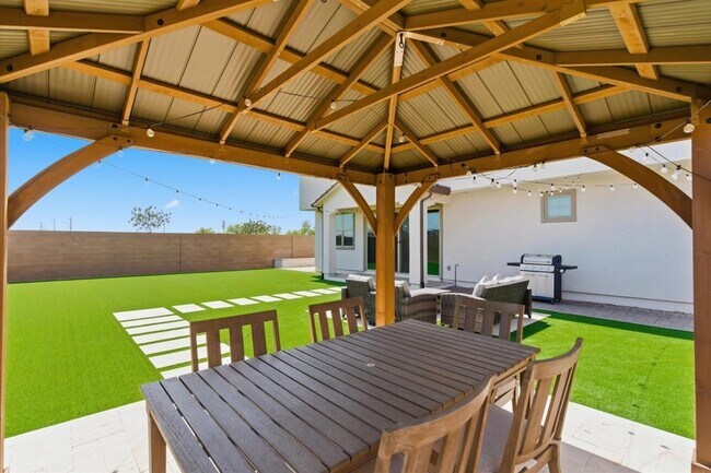 Building Photo - 5935 S Coyote Canyon