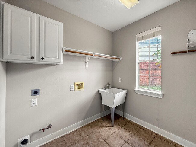 Building Photo - 1762 Lakeside Enclave Dr