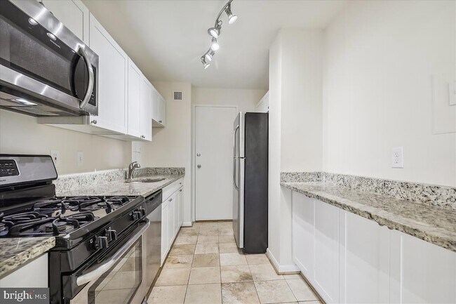 Building Photo - 10401 Grosvenor Pl