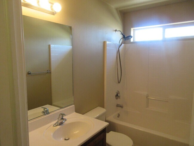 Building Photo - Move-In Bonus!!! 5 bedroom, 3 bath Single Family Home