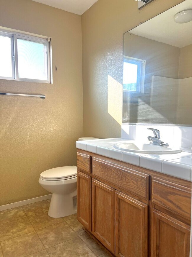 Building Photo - AVAILABLE NOW!!