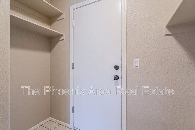 Building Photo - 251 W Windsor Dr