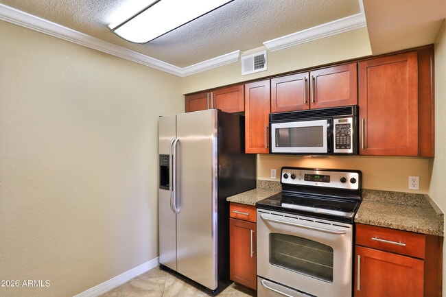 Building Photo - 2025 E Campbell Ave