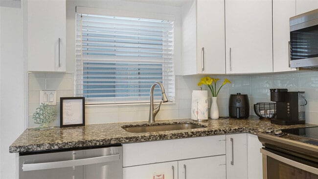 Building Photo - 2716 N Ocean Blvd