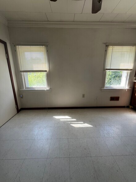 Building Photo - 216 Rochelle Ave