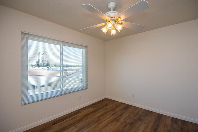 Building Photo - 3BR Townhome with Spacious Fenced Yard!