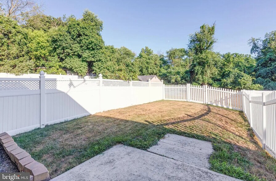 Building Photo - 504 W Perry St