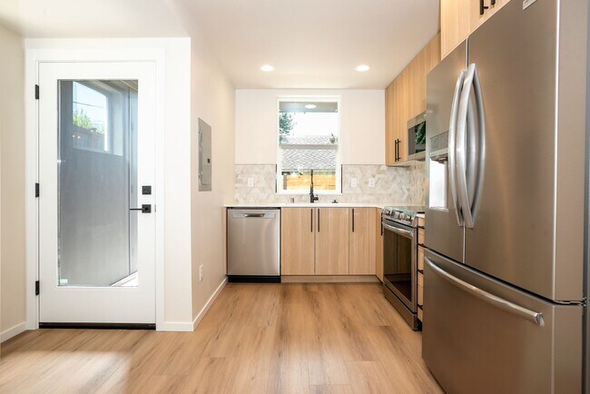 Building Photo - New Modern Ballard Townhouse | 3BR/2BA | Private Patio & Backyard