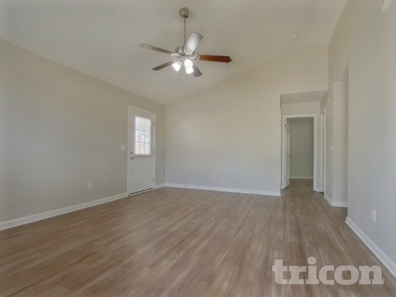 Building Photo - 279 Legend Oaks Dr