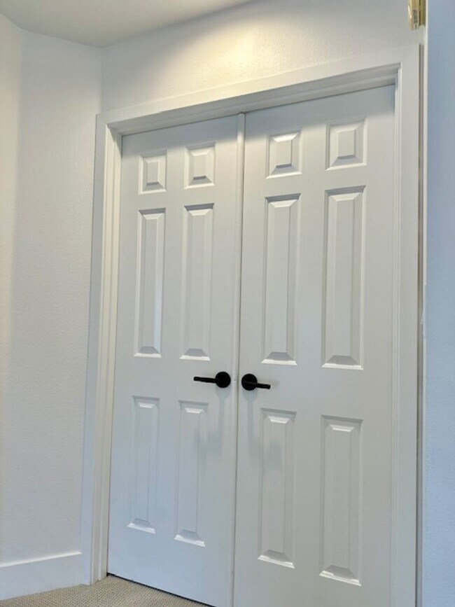 Building Photo - Riverfront Gated 2 Bedroom Luxury Condo!!