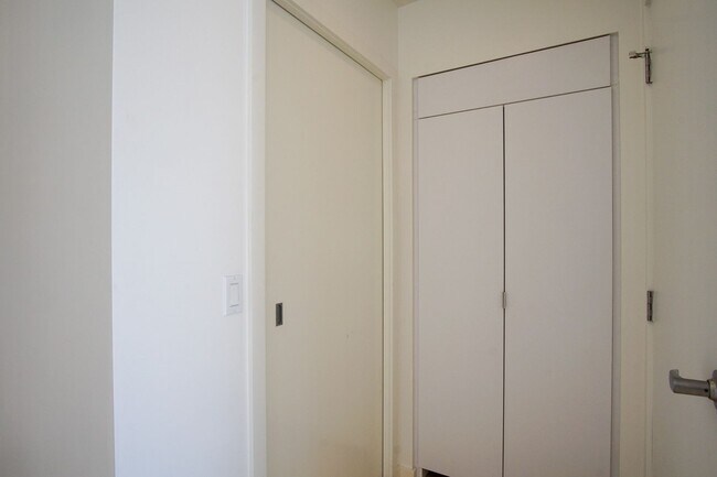 Building Photo - Modern 2nd Floor Studio with D/W & Washer/...
