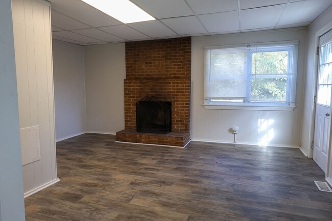 Building Photo - Charming 3 Bedroom Brick Home