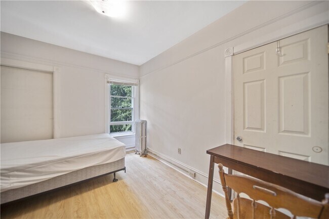 Building Photo - 921 E State St