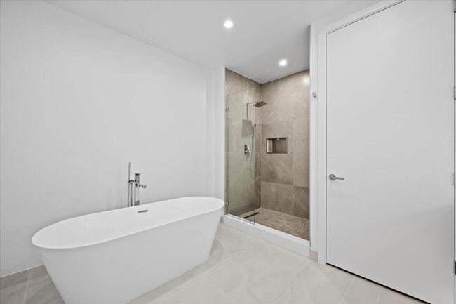 Building Photo - 220 Lake Shore Dr