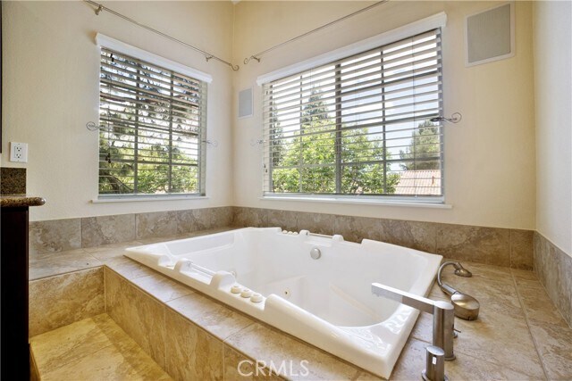 Building Photo - 3055 E Hillcrest Dr