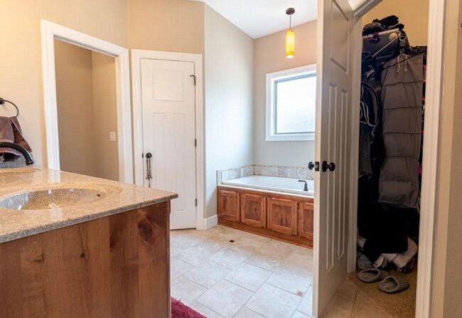 Building Photo - BEAUTIFUL HOME ON WEST SIDE!! SCREENED IN PATIO! FENCED IN YARD!