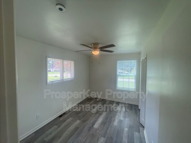 Building Photo - 246 Pinetree Cir