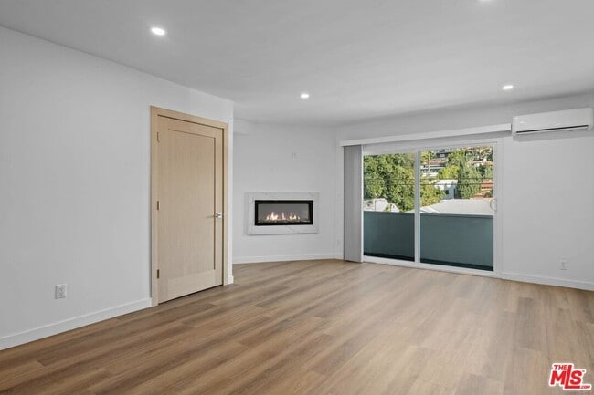 Building Photo - 2449 Beachwood Dr
