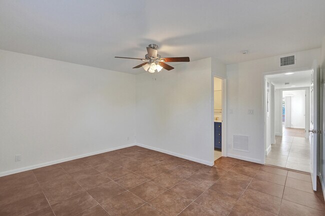 Building Photo - 1717 N Riverside Dr