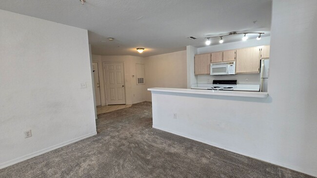 Building Photo - Spacious 2 Bed, 2 Bath Condo in Gated Comm...