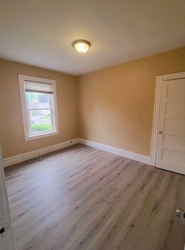 Building Photo - ****Cranston/Auburn Neighborhood - Two Bed...