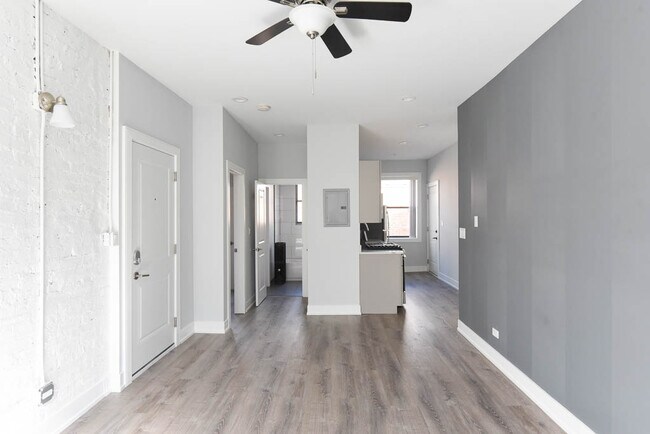 Building Photo - 7624 N Eastlake Terrace