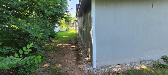 Building Photo - Cute 5 bedroom House