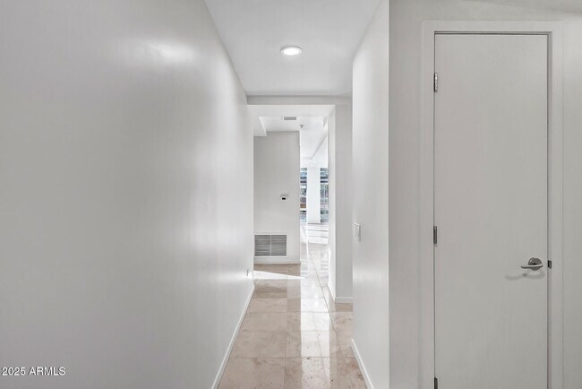 Building Photo - 7141 E Rancho Vista Dr