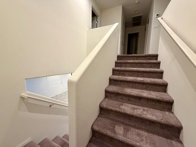 Building Photo - Beautiful 2260sqft 3bed 2.5bath with tile downstairs, carpet in Den & Living Room