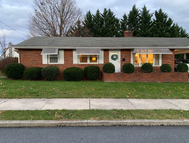 Primary Photo - Well maintained 3bed/1.5 bath single famil...