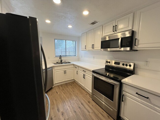 Building Photo - 3 bedroom, 3 bathroom home in the heart of Elk Grove