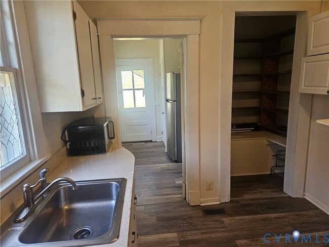 Building Photo - 2126 Nelson St