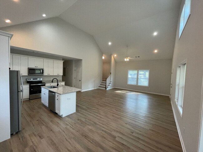 Building Photo - 5 Bed Home Available August 2026!