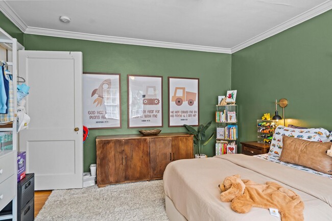 Building Photo - Downtown Townhouse Available 1 Nov 25!
