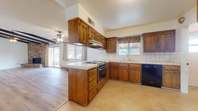 Building Photo - 827 N Armstrong Ave