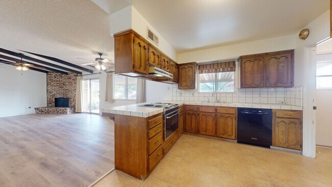 Building Photo - ****OPEN HOUSE**** Friday April, 31, 2026 @ 1-3pm