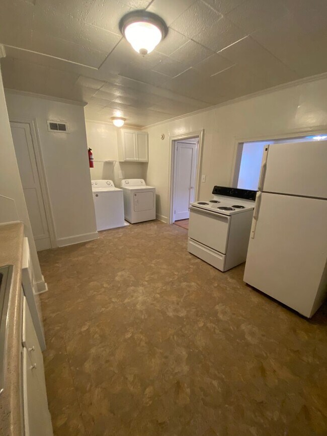 Building Photo - Spacious 1 Br Apt / Near Duke West and Downtown