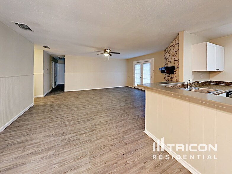 Building Photo - 827 Thornedike Dr