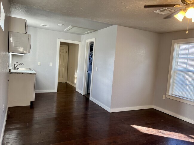 Building Photo - 904 N Peoria Ave