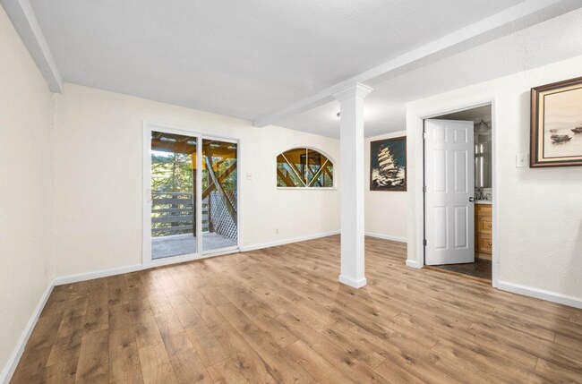 Building Photo - 10229 Redwood Dr
