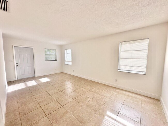 Building Photo - 906 Foresteria Dr