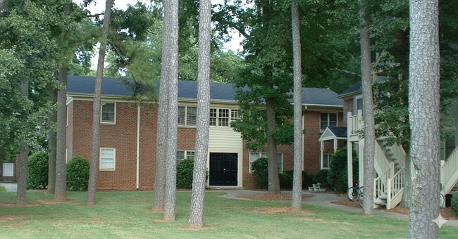 Building Photo - Near Sororities! - 2 Bed/1 Bath Flat on Baxter