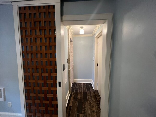 Building Photo - New Pricing! Charming Studio in Highly Des...