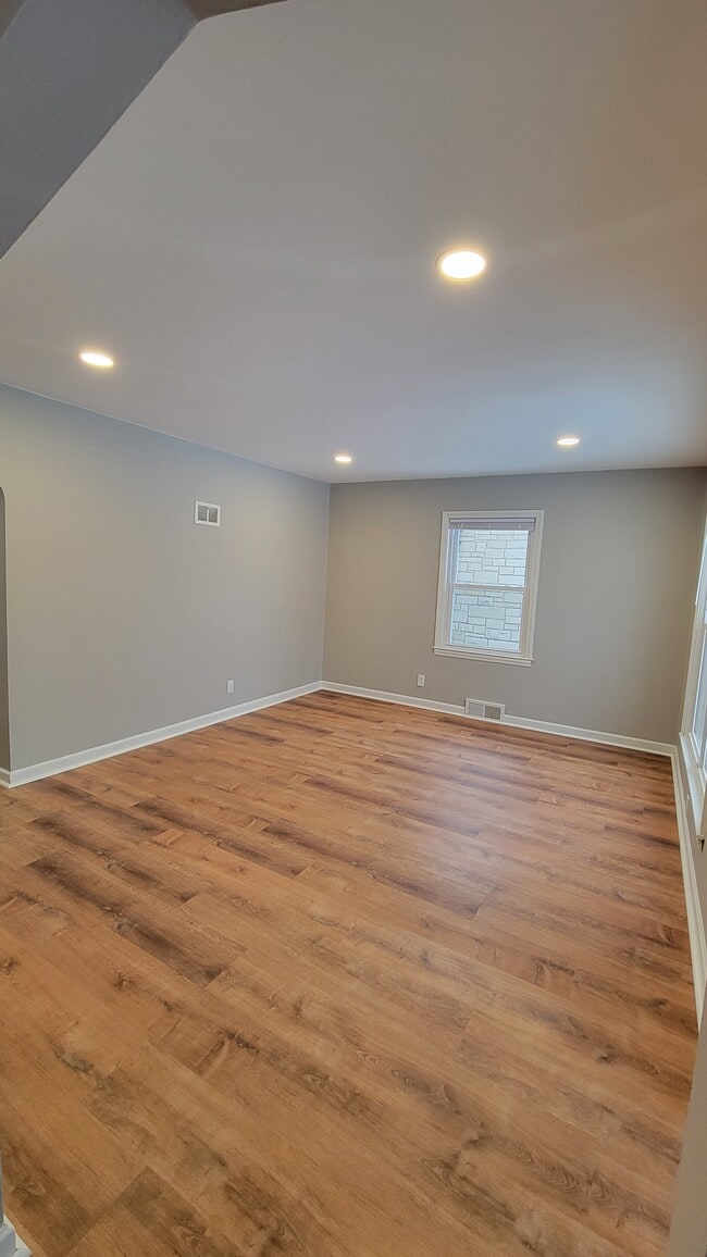 Building Photo - 3643 E Van Norman Ave