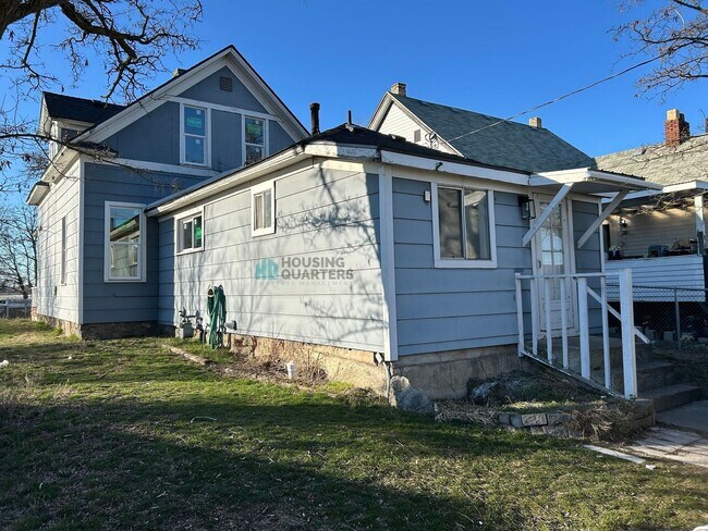 Building Photo - This 3-bed, 1-bath home features original woodwork, a covered front porch, a fenced yard, and an ...