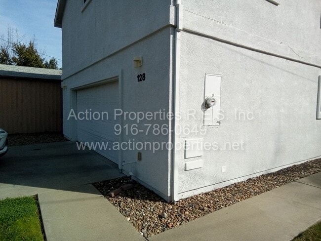 Building Photo - Updated Downtown Roseville Home - 2 Bed, 2...