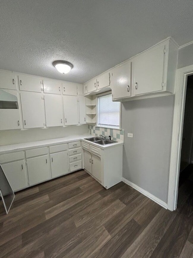 Building Photo - Spacious 2 Bedroom